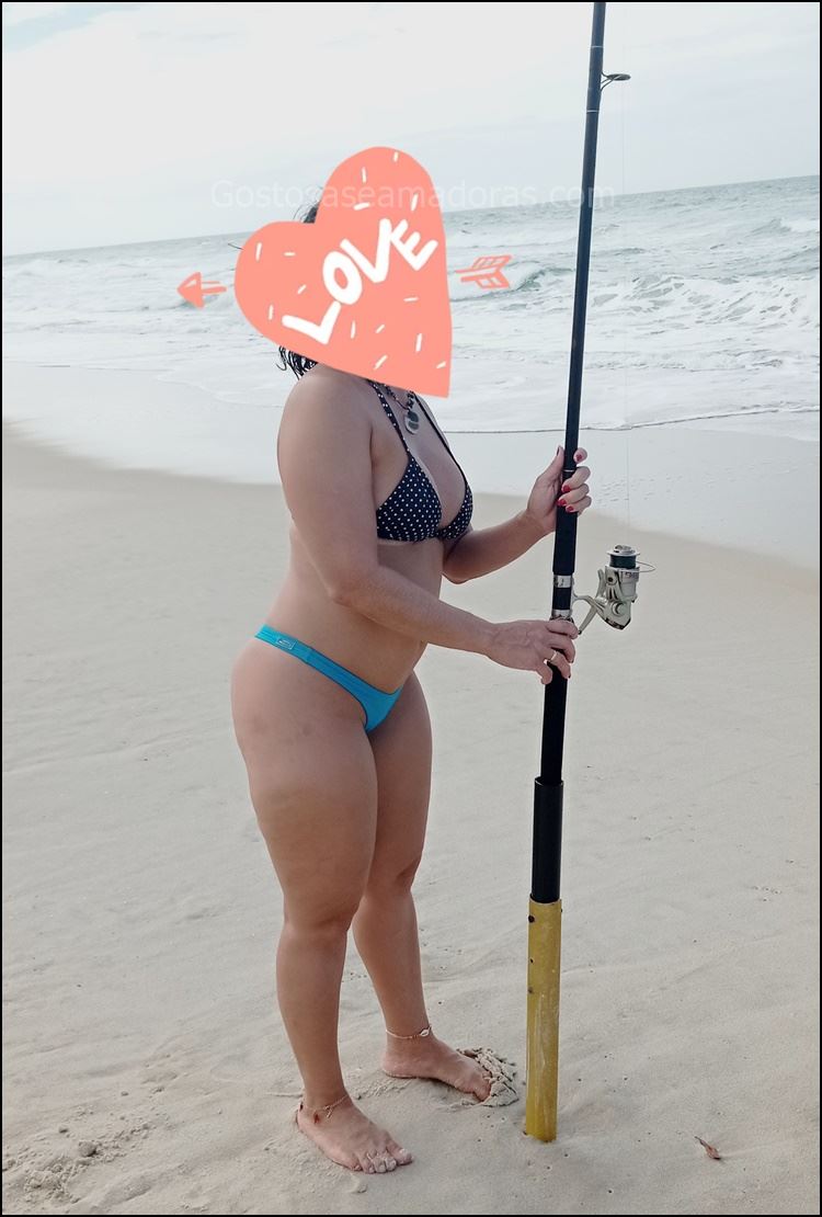 Esposa gostosa curtindo as férias na praia
