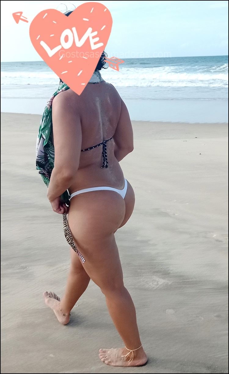 Esposa gostosa curtindo as férias na praia foto foto